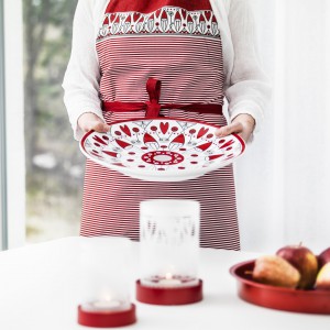 Praktyczny, uniwersalny fartuch kuchenny z biało-czerwonym nadrukiem, w który każda pani domu poczuje się wyjątkowa. Fot. Sagaform.