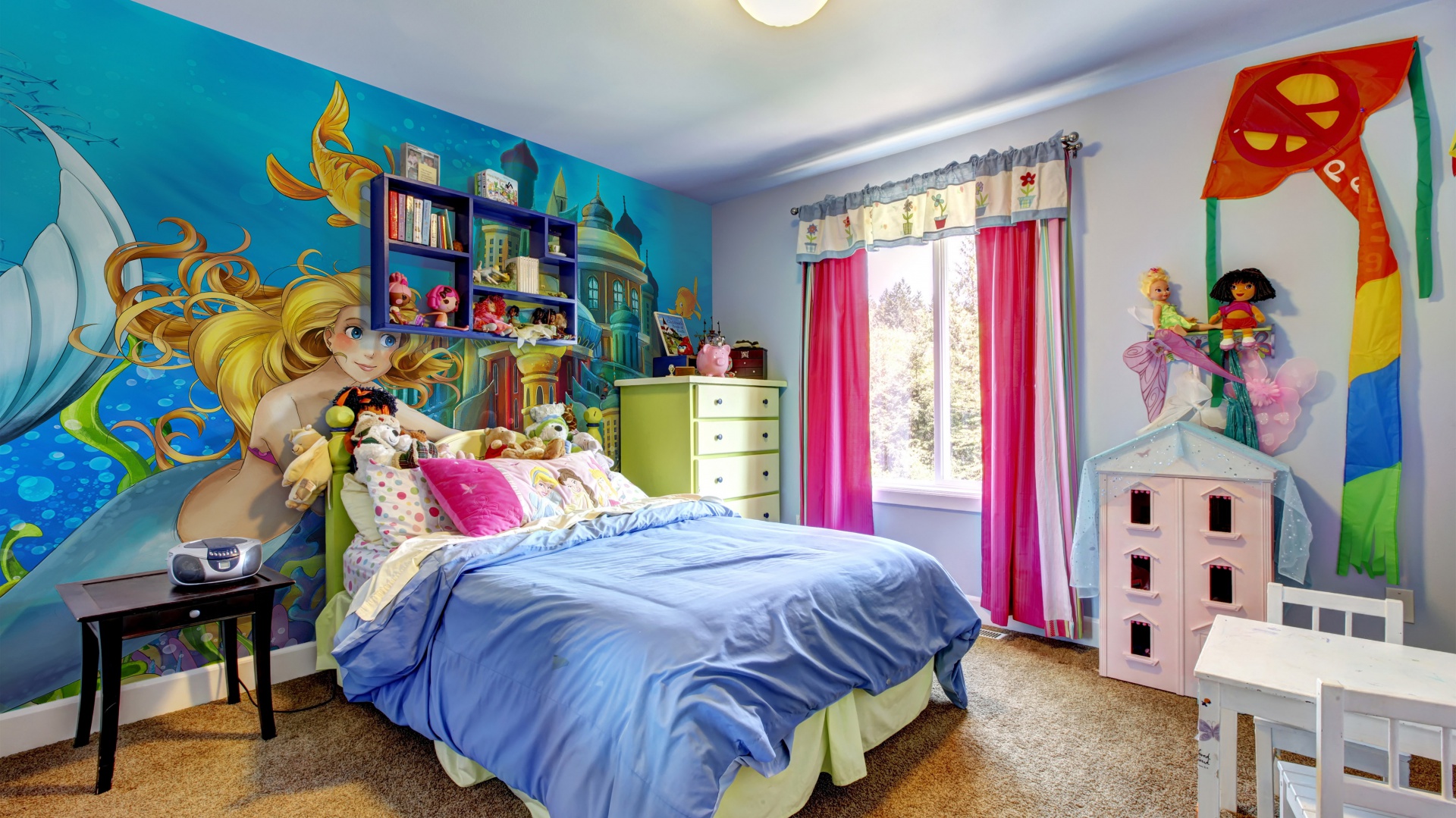 15 pomysłów na ściany w pokoju dziecka: tapety, fototapety, naklejki