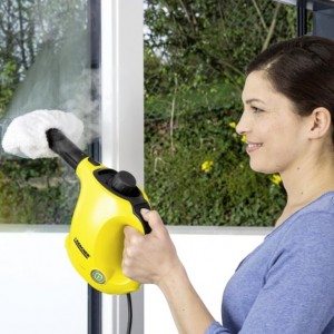 Za pomocą myjki do czyszczenia okien możemy dokładnie umyć nie tylko okna, ale wszelkiego rodzaju powierzchnie szklane. Fot. Kärcher.