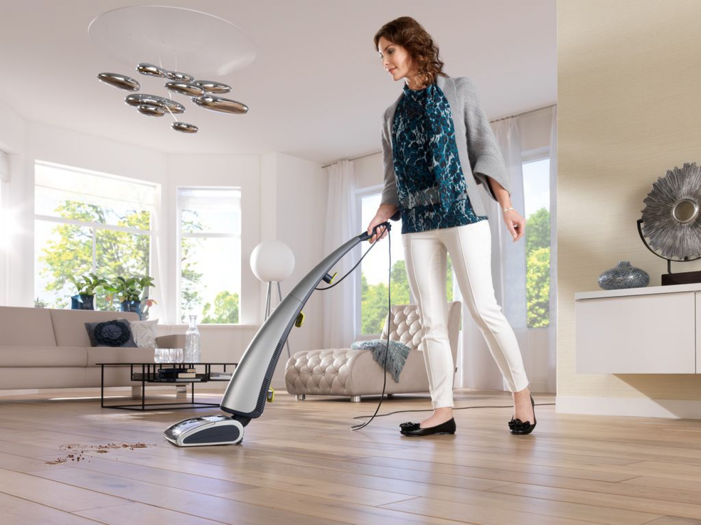 Urządzenia wielofunkcyjne potrafią odkurzać, myć i suszyć za jednym razem, co znacznie skraca czas sprzątania. Fot. Philips.