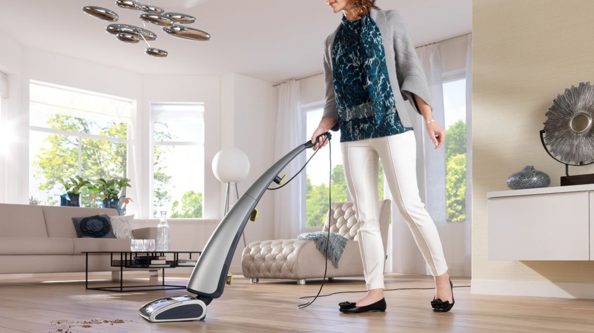 Urządzenia wielofunkcyjne potrafią odkurzać, myć i suszyć za jednym razem, co znacznie skraca czas sprzątania. Fot. Philips.