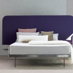 Łóżko Contrast z wysokim, gładkim, tapicerowanym zagłówkiem o nowoczesnym, lekko zaokrąglonym kształcie. Fot. Bonaldo