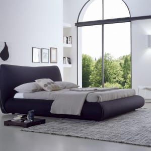 Masywne łóżko o opływowych kształtach dostępne w wielu kolorach. Fot. Bolzan Letti.