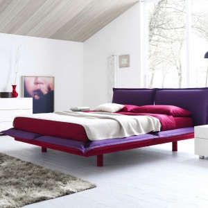 Łóżko Pillow to połączenie fioletu i ciemnego różu z nowoczesną formą. Fot. Roche Bobois