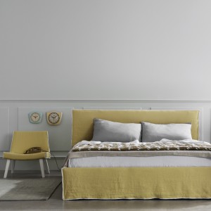 Kolorowe łóżko dobrze sprawdzi się w towarzystwie stonowanych odcieni ścian. Fot. Letti & Co.