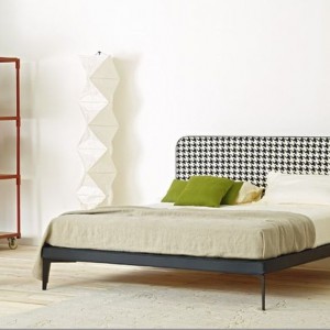Łóżko Suite z tapicerowanym zagłówkiem o prostej formie i ciekawym, ponadczasowym wzorze. Fot. Arflex
