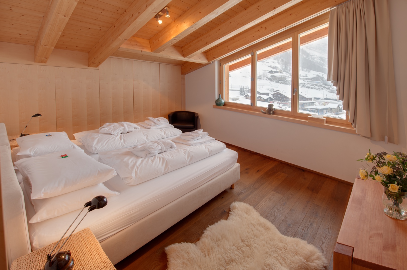 Drewniana podłoga, ściany i sufit tworzą przytulne wnętrze, które doskonale współgra z pięknym krajobrazem. Fot. Chalet Zeus/Alpine Guru.