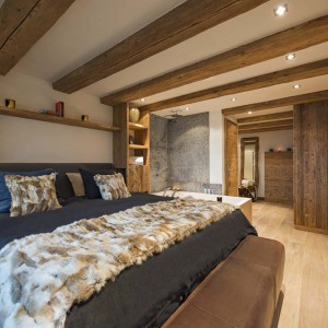 Ważnym elementem w sypialni są drewniane elementy, które ocieplają wnętrze. Fot. Alpin Roc/Alpine Guru.