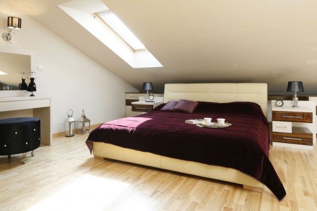 Sypialnia na poddaszu: jasne, przestronne wnętrze
