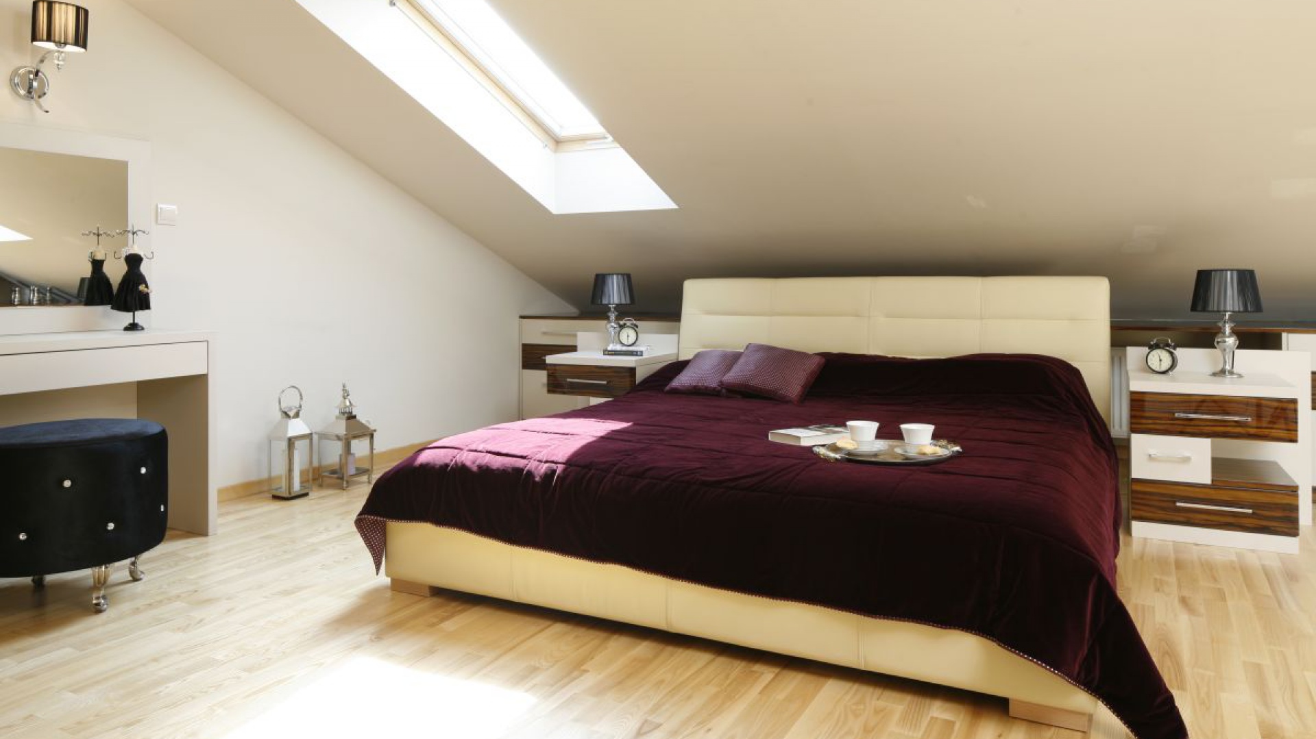 Sypialnia na poddaszu: jasne, przestronne wnętrze