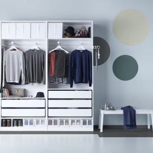 System PAX umożliwia zaprojektowanie dowolnej garderoby. Do wyboru mamy wiele kolorów i rozmiarów, drzwi przesuwane lub na zawiasach. Fot. IKEA.