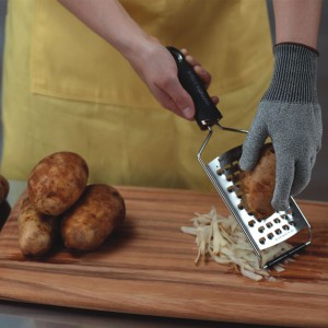 Bezszwowa rękawiczka kuchenna firmy Microplane chroniąca dłoń przed zacięciami w trakcie tarcia. Dopasowuje się do każdego rozmiaru dłoni. 74 zł, LeDuvel.