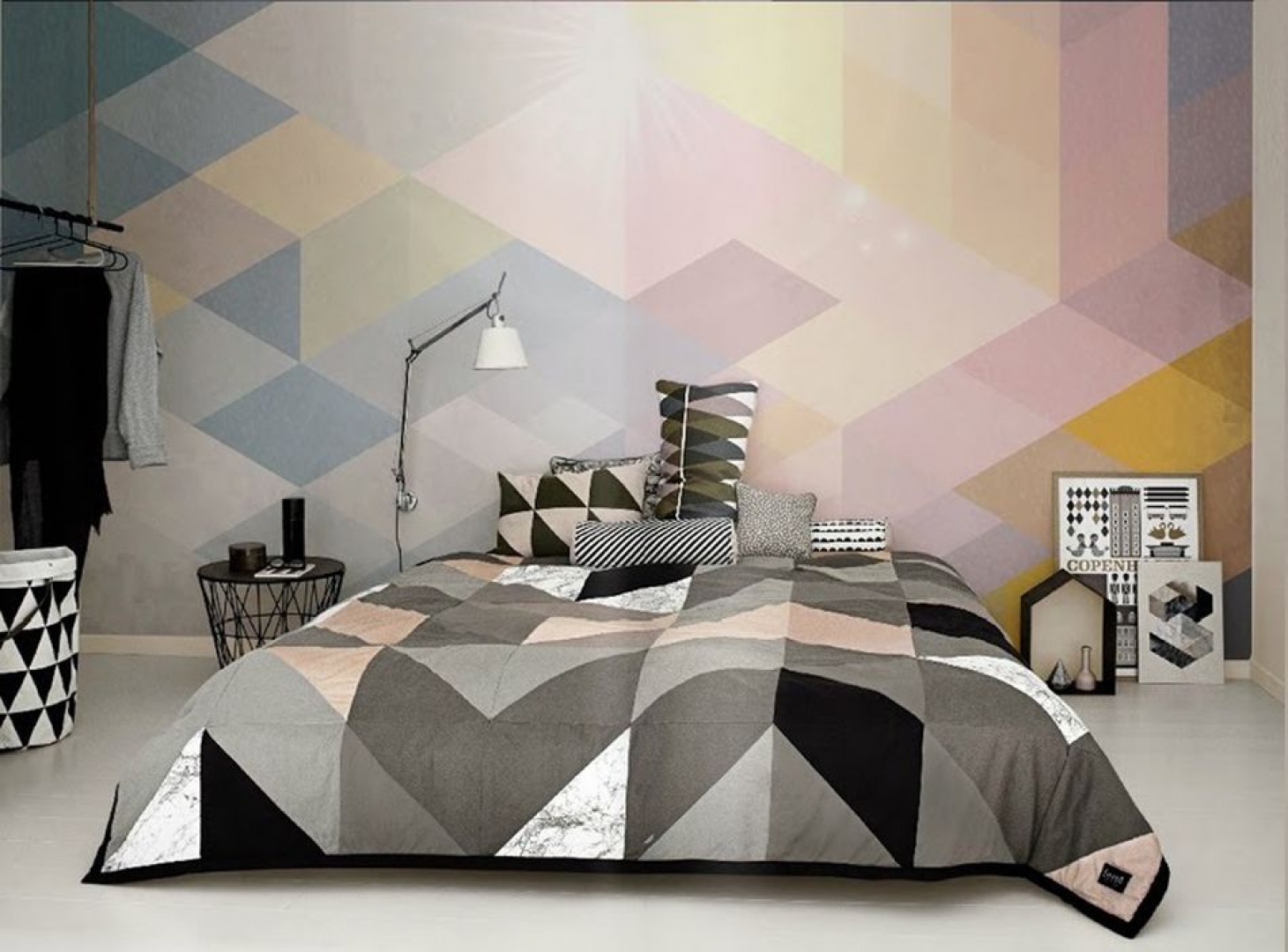 Kolorowa kompozycja umieszczona na ścianie za łóżkiem dodaje wnętrzu charakteru. Fot. Redro.