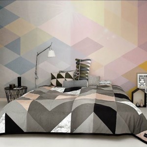 Kolorowa kompozycja umieszczona na ścianie za łóżkiem dodaje wnętrzu charakteru. Fot. Redro.