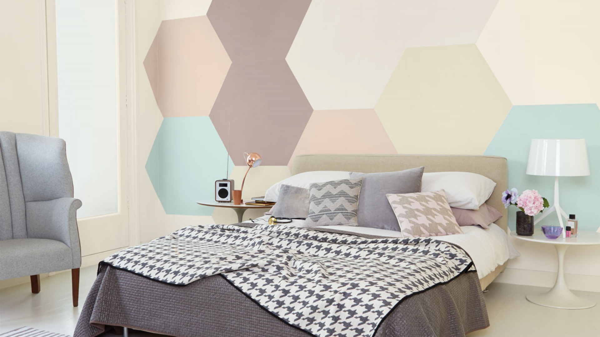Ściany w sypialni: moda na geometrię