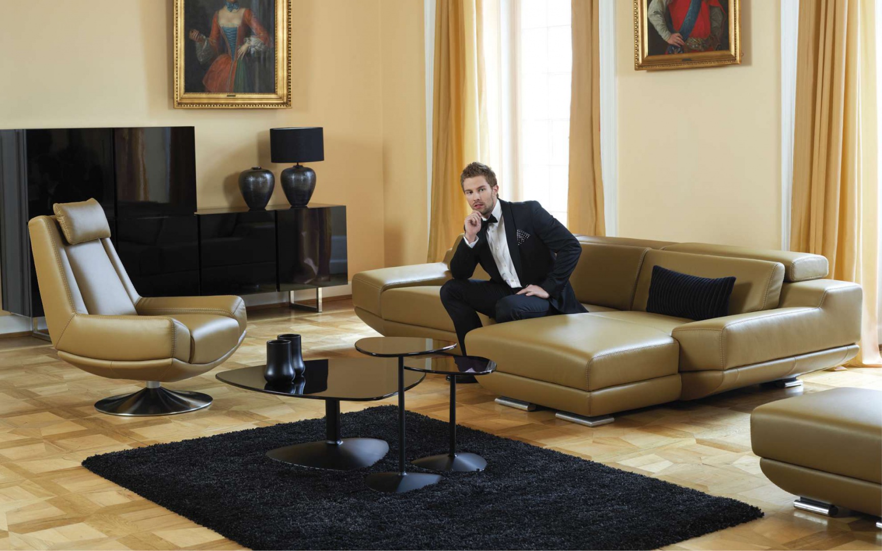 Corrente to elegancki zestaw wypoczynkowy, w skład którego wchodzą: sofy 2- i 3-osobowe, fotel obrotowy oraz podnóżek. Moduł z przedłużonym siedziskiem umożliwia wygodne wyprostowanie nóg. Klasę podkreślają metalowe nóżki. Fot. Kler.