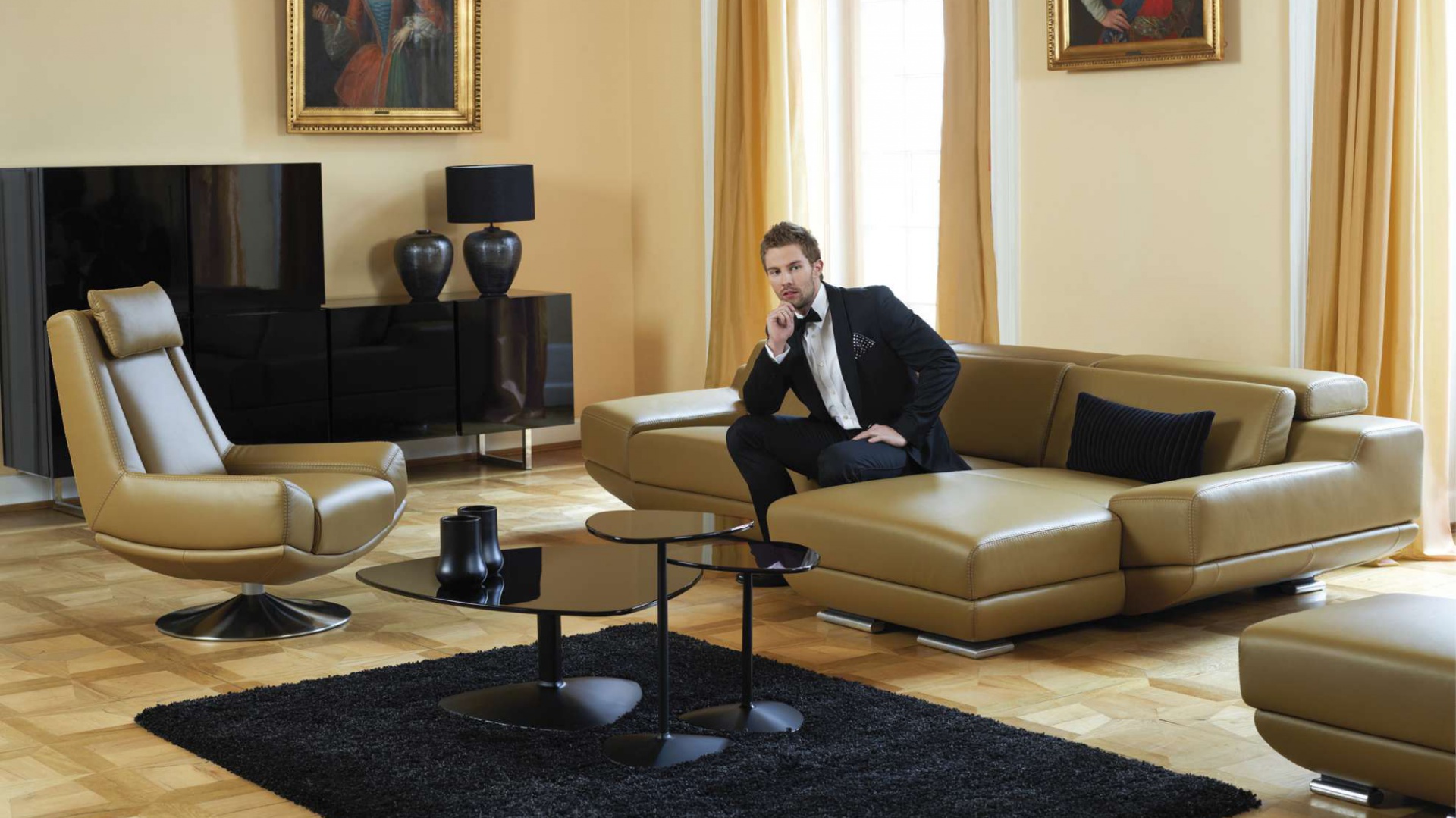 Corrente to elegancki zestaw wypoczynkowy, w skład którego wchodzą: sofy 2- i 3-osobowe, fotel obrotowy oraz podnóżek. Moduł z przedłużonym siedziskiem umożliwia wygodne wyprostowanie nóg. Klasę podkreślają metalowe nóżki. Fot. Kler.