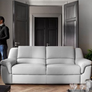 Jasnoszara, dwuosobowa sofa Pallas marki Rom to uniwersalny mebel, który  sprawdzi się zarówno w nowoczesnym, jak i klasycznym salonie. Fot. Rom.