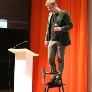 Podczas krótkiego wykładu Tomek Rygalik udowodnił, iż krzesła marki Paged są niezwykle wytrzymałe.
