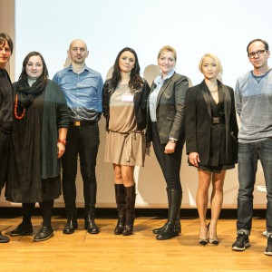W debacie udział wzięli [od lewej]: Oskar Zięta, Zuzanna Skalska, Piotr Wełniak,  Dorota Warych, Dominika Rostocka, Natalia Nguyen, Mikołaj Wierszyłłowski oraz Maja Ganszyniec.
