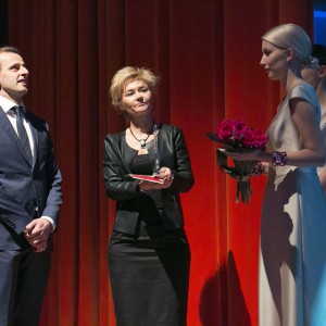 Nagrodę z rąk projektantki wnętrz Katarzyny Koszałki odebrał autor kolekcji Michał Matkowski.
