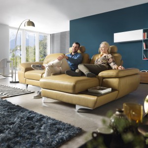 Sofa Move to esencja elegancji i funkcjonalności. Bardzo ergonomicznym rozwiązaniem jest siedzisko, w którym przesuwając oparcie można zwiększyć głębokość mebla. Dodatkowo mamy do dyspozycji unoszone podłokietniki oraz funkcjonalną półeczkę z boku mebla. Fot. Gala Collezione.