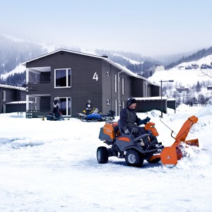 Odśnieżarka P 524 z pługiem wirnikowym ułatwi szybkie sprzątanie śniegu na dużych powierzchniach. Fot. Husqvarna.