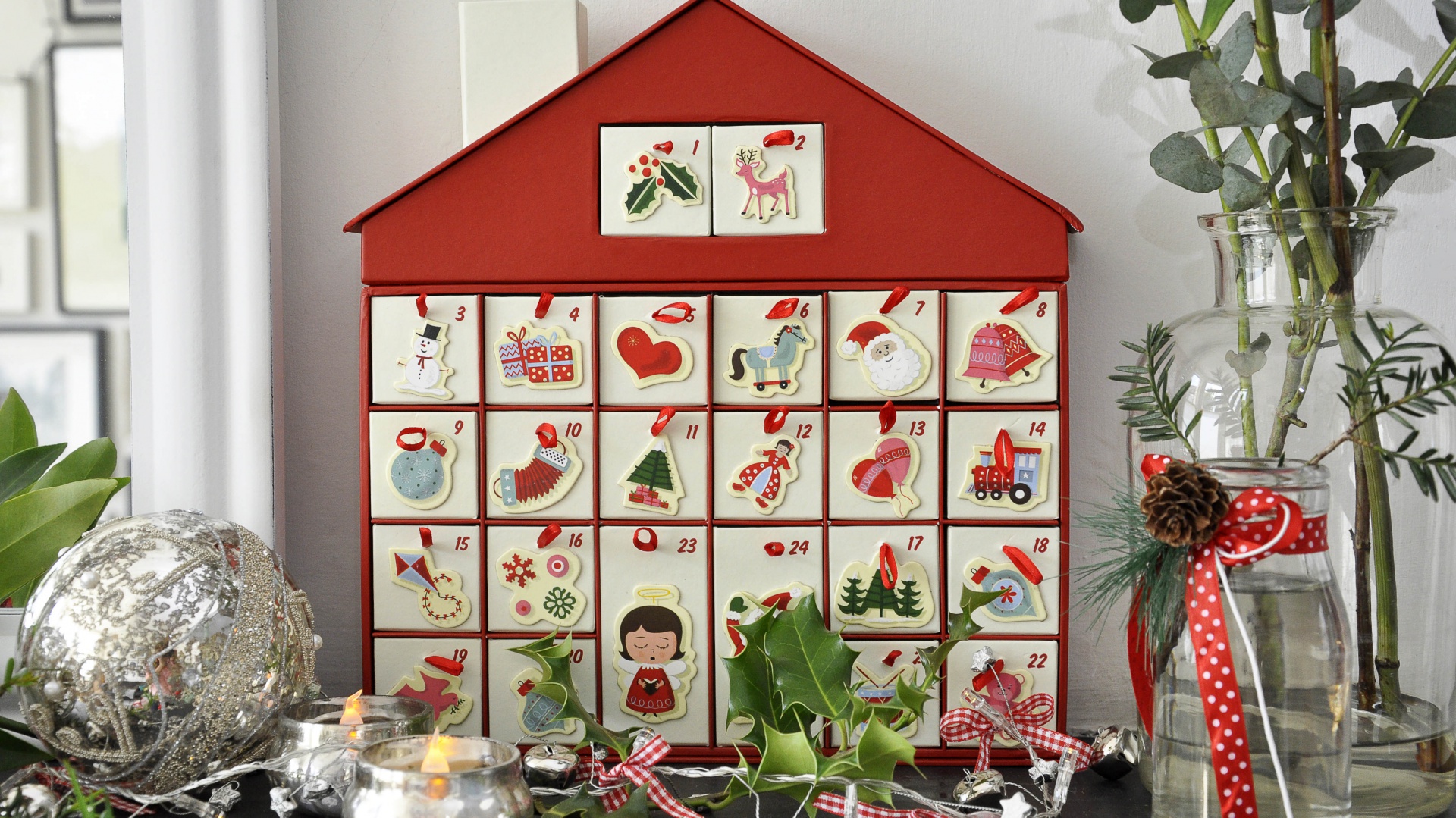Kolorowy kalendarz adwentowy dla dzieci czekających na Mikołaja. Fot. Dotcomgiftshop.