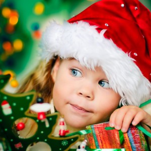 Święta są dla dzieci niesamowitym przeżyciem. Fot. Shutterstock.