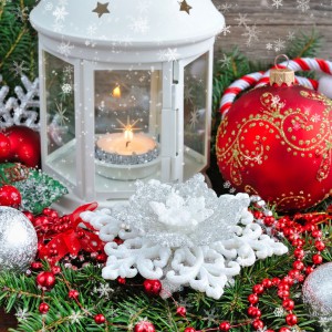 Duet czerwieni i bieli nawiązuje do tradycyjnej kolorystyki bożonarodzeniowej. Fot. Shutterstock.