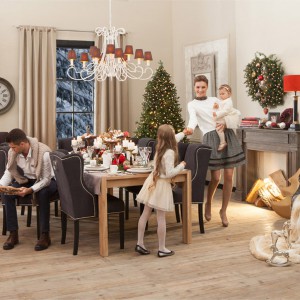 Świąteczne dekoracje z kolekcji British Chic marki Almi Decor w tradycyjnych bożonarodzeniowych kolorach. Fot. Almi Decor.