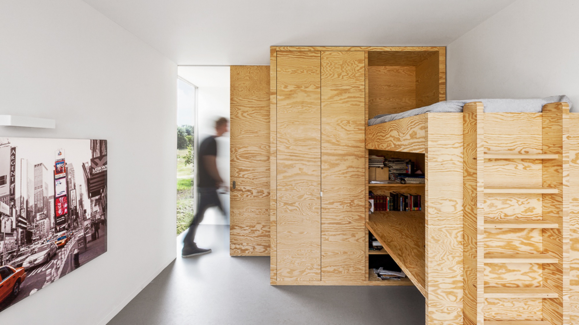 Architekci znaleźli masę zastosowań dla materiału jakim jest drewno. Tutaj szafki przechodzą w piętrowe łóżko. Wszystko wykonane z sosnowych paneli. Projekt: i29 interior architects. Fot. i29 interior architects.