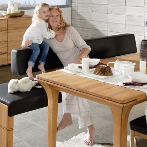 Meble z litego drewna z kolekcji V-Soft marki Voglauer to połączenie elegancji z nowoczesnością. Dzięki wyłożeniu siedzisk krzeseł i ławki czarną skórą zestaw zyskał nowoczesny wygląd. Fot. Voglauer.