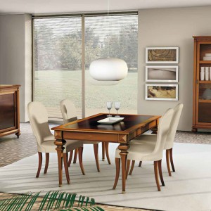 Meble w klasycznym stylu z kolekcji Amarcord marki CP Italian Furniture. Zdobienia wykonane w drewnie nadają wnętrzu wyrafinowany wygląd inspirowany dawnymi, rodzinnymi jadalniami. Fot. CP Italian Furniture.