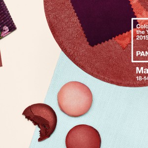 Ceglany, bordowy kolor Marsala doskonale prezentuje się na tkaninach. Fot. Instytut Pantone. 