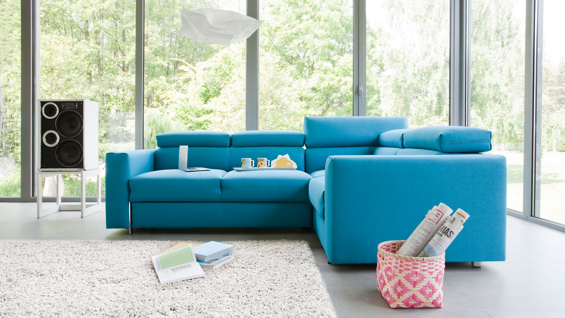 Sofa w salonie. 15 propozycji w modnych kolorach