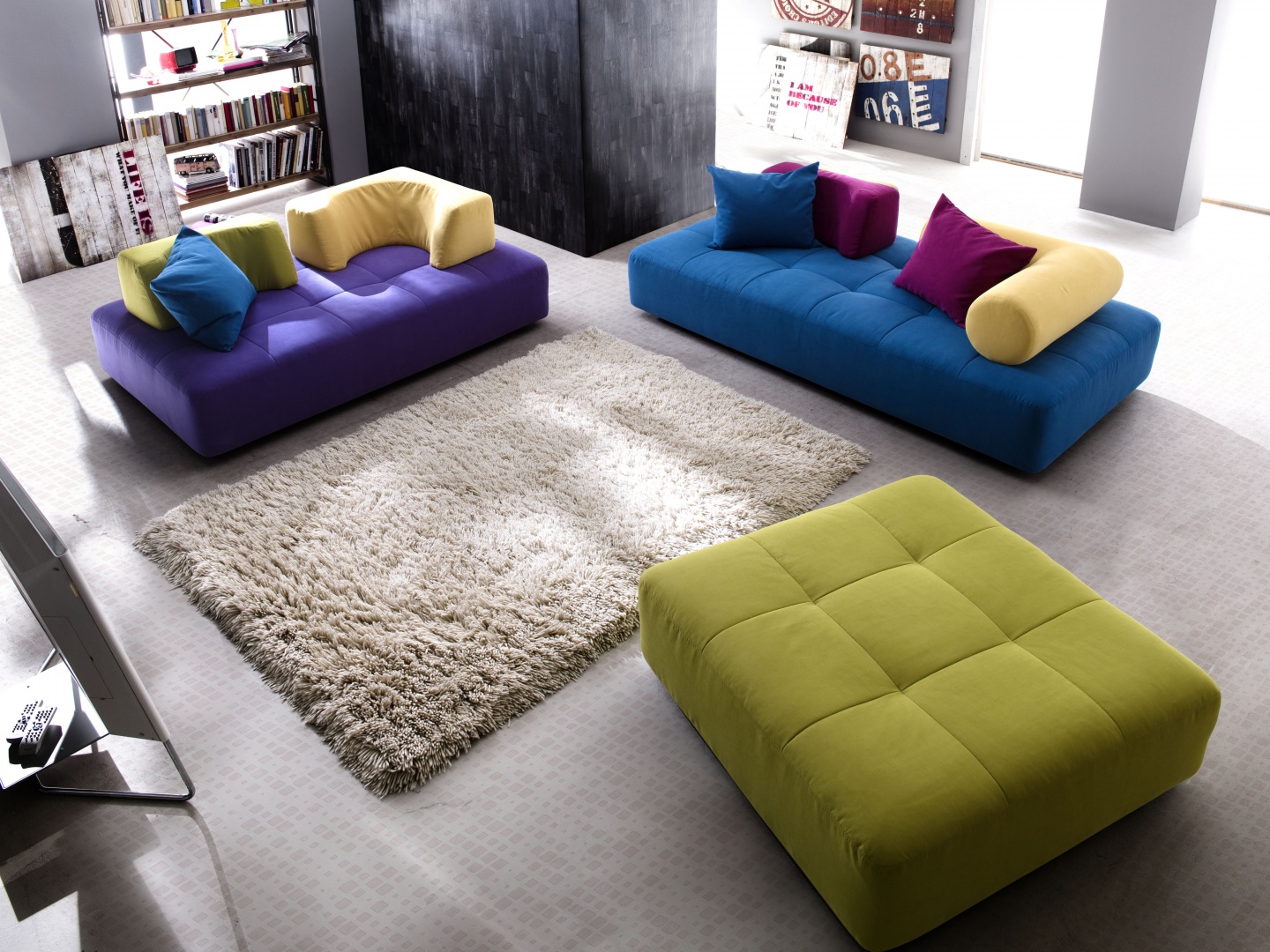 Яркий удобный диван