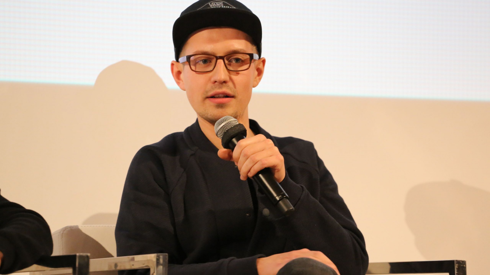 Nikodem Szpunar opisał się jako przedstawiciel młodego pokolenia projektantów i bronił stwierdzenia, że dla młodych i zdolnych ludzi Polski rynek wciąż jest trudnym obszarem do zdobycia pracy. Fot. Bartosz Jarosz.