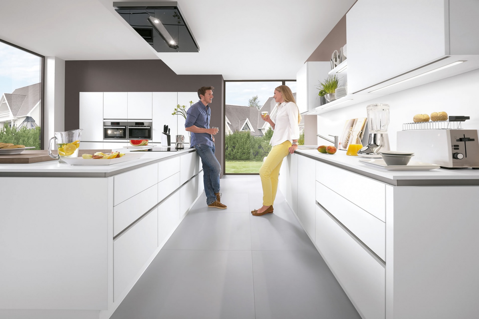 W nowym roku będzie królował minimalizm, wyróżniający się elegancką prostotą, naturalnymi materiałami i tzw. barwami ziemi. Modne będą meble maksymalnie proste, linearne i pozbawione uchwytów. Fot. Nobilia.