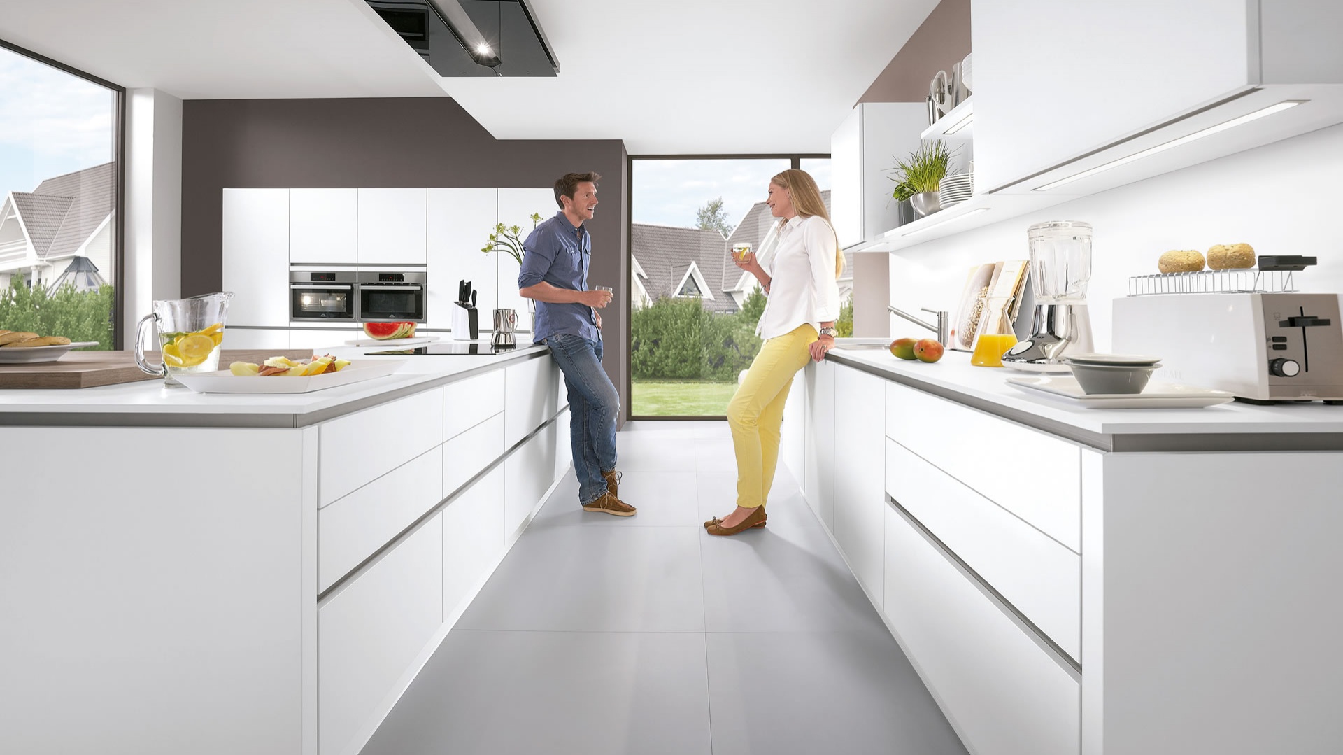 W nowym roku będzie królował minimalizm, wyróżniający się elegancką prostotą, naturalnymi materiałami i tzw. barwami ziemi. Modne będą meble maksymalnie proste, linearne i pozbawione uchwytów. Fot. Nobilia.