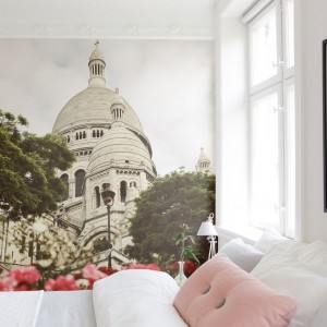 Widok na paryską bazylikę Sacre Coeur zamieni naszą sypialnię w romantyczne, nastrojowe wnętrze. Fot. Mr Perswall.