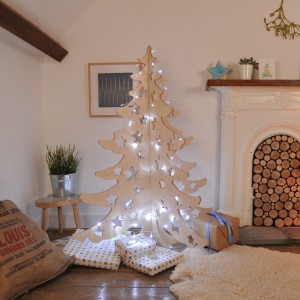 Świąteczne drzewko wykonane z płyty, oświetlone świątecznymi lampkami wygląda naprawdę efektownie. I przede wszystkim oryginalnie. Fot. Bombus LTD.