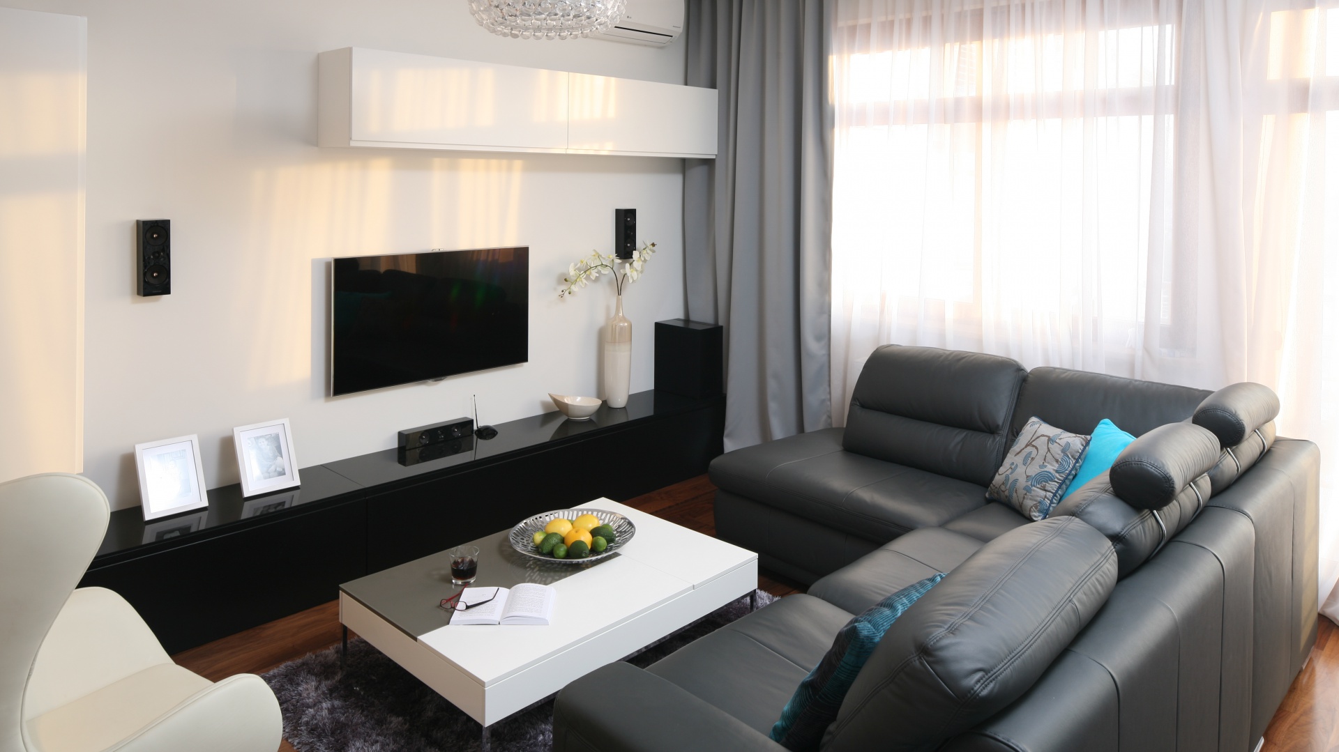 Otwarty salon zdominowały monochromatyczne barwy - biel i czerń. Takie zestawienie kolorystyczne nie tylko doskonale się prezentuje, ale też podkreśla elegancki charakter kreowanej przestrzeni. Projekt: Anna Maria Sokołowska. Fot. Bartosz Jarosz.
