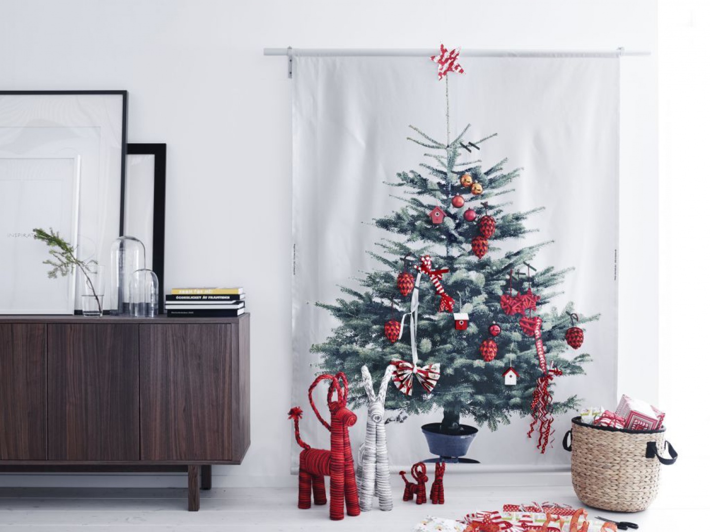 Plecione kolorowe koziołki to minimalistyczna propozycja od IKEA. Wprowadzi do wnętrza odrobinę humoru. Fot. IKEA.