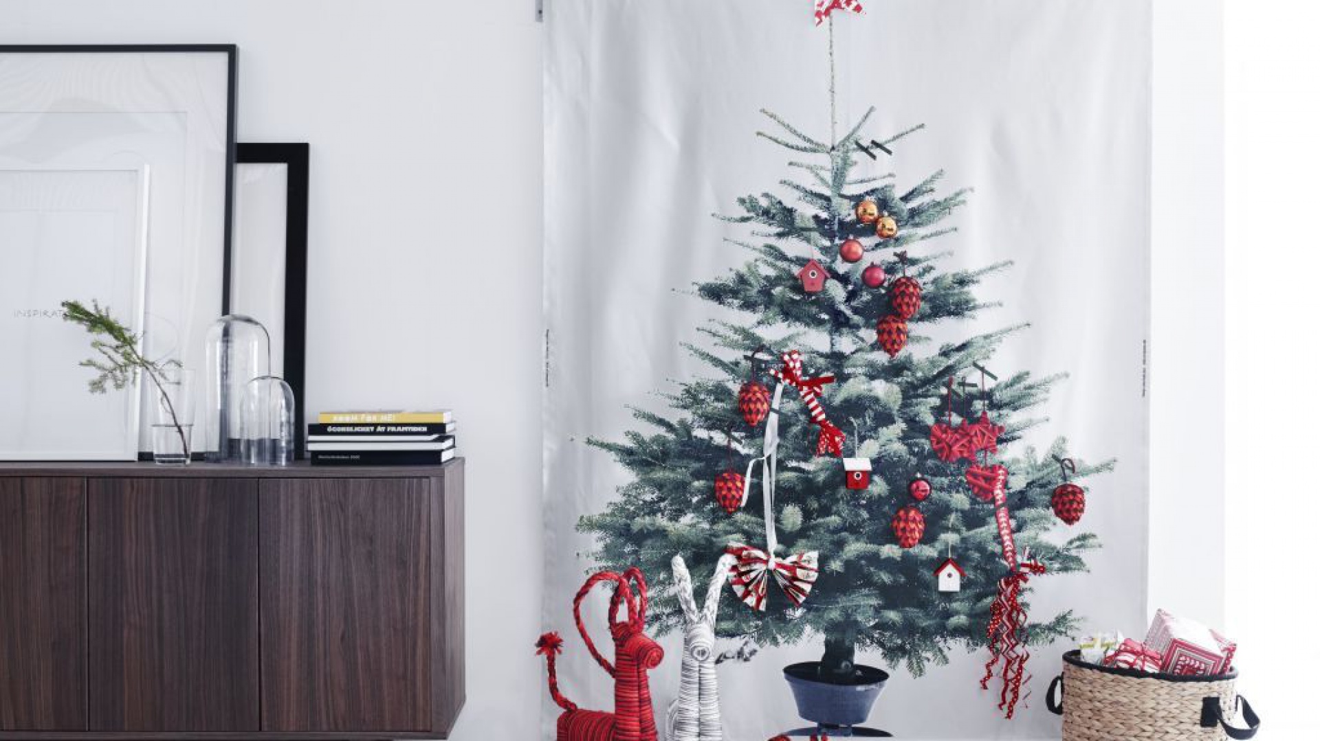 Plecione kolorowe koziołki to minimalistyczna propozycja od IKEA. Wprowadzi do wnętrza odrobinę humoru. Fot. IKEA.