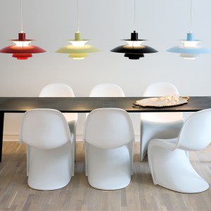 Powieszenie lamp w różnych kolorach może być ciekawym pomysłem na ożywienie nowoczesnego, czarno-białego pomieszczenia. Fot. Louis Poulsen.