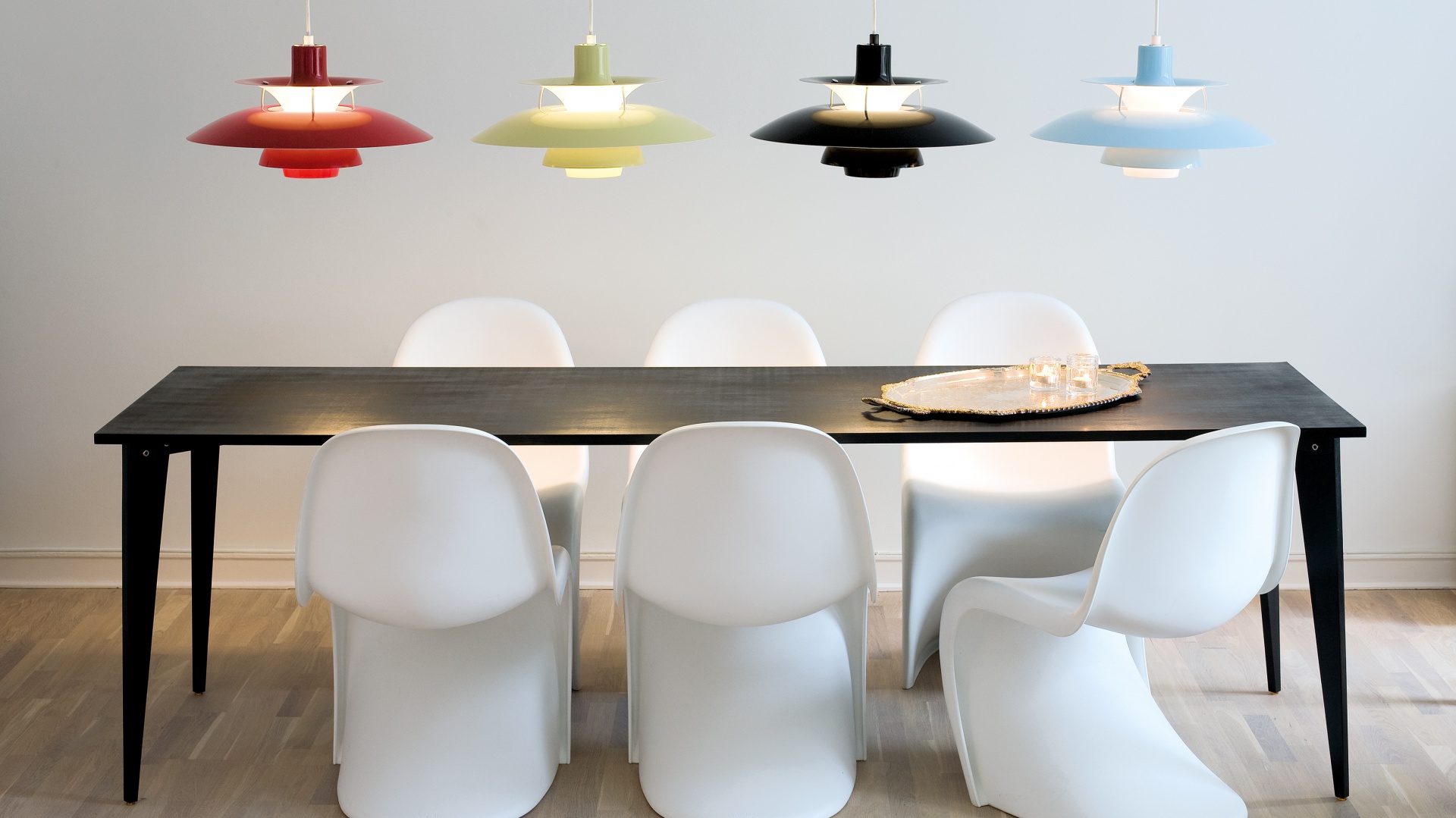 Powieszenie lamp w różnych kolorach może być ciekawym pomysłem na ożywienie nowoczesnego, czarno-białego pomieszczenia. Fot. Louis Poulsen.