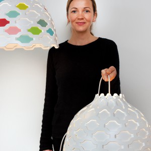Projektantka Louise Campbell prezentuje lampę LC swojego autorstwa, zaprojektowaną dla marki Louis Poulsen.  Fot. Louis Poulsen.