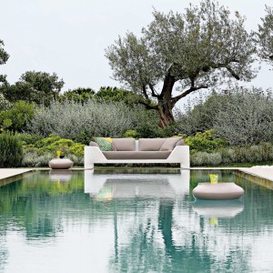 Piękny ogród w otoczeniu basenu kąpielowego tworzy doskonałe miejsce do odpoczynku w upalne dni. Fot. Roche Bobois.