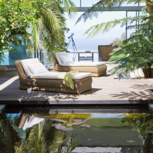 Umieszczone obok basenu wygodne, wiklinowe meble ogrodowe stanowią doskonały zestaw do odpoczynku. Fot. Manutti.
